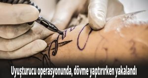 Uyuşturucu operasyonunda, dövme yaptırırken yakalandı