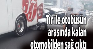 Tır ile otobüsün arasında kalan otomobilden sağ çıktı