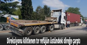 Direksiyonu kilitlenen tır refüjün üstündeki direğe çarptı