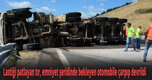 Lastiği patlayan tır, emniyet şeridinde bekleyen otomobile çarpıp devrildi