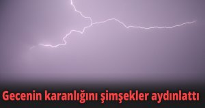 Gecenin karanlığını şimşekler aydınlattı