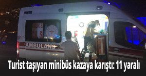 Turist taşıyan minibüs kazaya karıştı