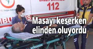 Masayı keserken elinden oluyordu