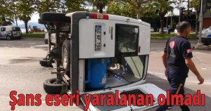Otomobille çarpışan minibüs devrildi, şans eseri yaralanan olmadı