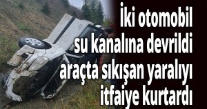İki otomobil su kanalına devrildi
