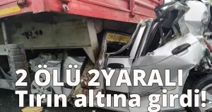 Korkunç kaza, otomobil TIR'ın altına girdi