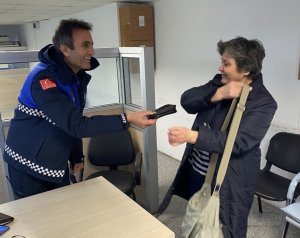 Büyükşehir zabıtası kayıp cüzdanı sahibine ulaştırdı