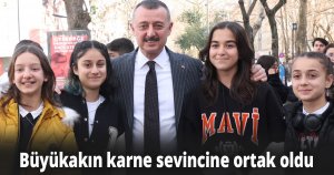 Büyükakın karne sevincine ortak oldu
