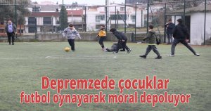  Depremzede çocuklar futbol oynayarak moral depoluyor
