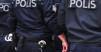 Polisin silahını çaldı