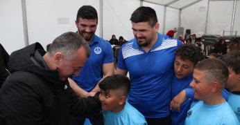 Depremzede çocuklar başpehlivanları tuş etti