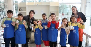 Atölye etkinlikleriyle hayata tutunuyorlar