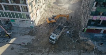 Büyükşehir Hatay’da enkaz kaldırma çalışmalarına devam ediyor