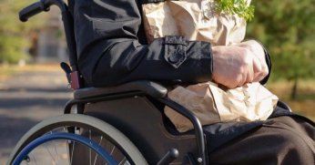 OTOBÜS DEĞİL TEKERLEKLİ TENEKE