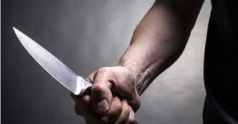 Annesini defalarca bıçakladı