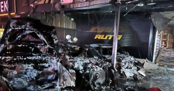 Lüks araçlar cayır cayır yandı