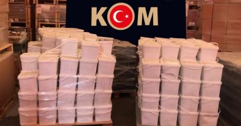 Depo baskınında tonlarca kaçak tütün ele geçirildi