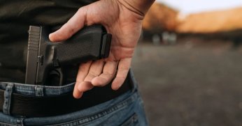 Polis memuru silahla yaralandı