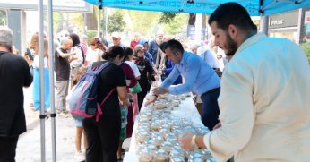 Büyükşehir’den Cumhuriyet Bulvarında aşure ikramı