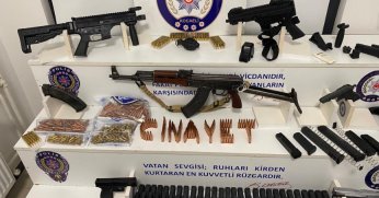 Cinayetin faili ile birlikte çok sayıda silah ve el bombası ele geçirildi