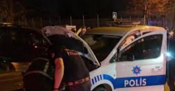 Kamyonet polis aracını biçti