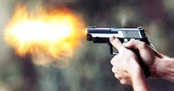 Muhtarı silahla vurup kaçtı