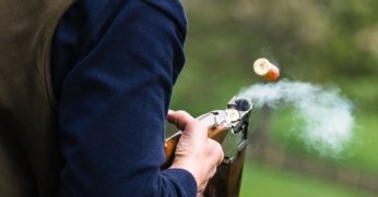 Baba, polis oğlunu vurdu