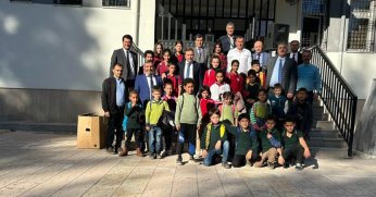 Erzurumlular Vakfı’ndan depremzede çocuklara kışlık mont desteği