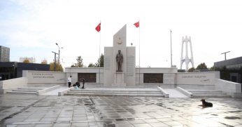 Kent Meydanındaki tören alanında düzenleme