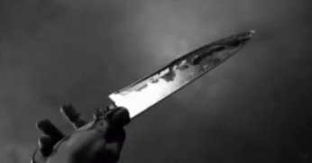 Kız arkadaşının yanında bıçaklandı