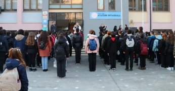 Öğrencilerden şehitler için saygı duruşu