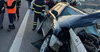 Lüks araç bariyerlere girdi