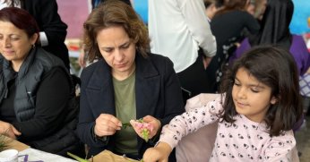 Beyler Kadın Festivali’nde eşlerine çiçek yaptı