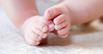 Biri henüz doğmamış, diğeri 2 aylık