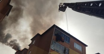 Apartmanın çatısı alev alev yandı
