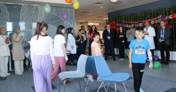 Tedavi gören minik hastalara Bayram coşkusu yaşatıldı