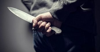 Sokak ortasında 5 yerinden bıçaklandı