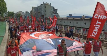 CHP yürüyüşte, gençlerin peşinde