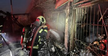 Kafeterya yanıp küle döndü