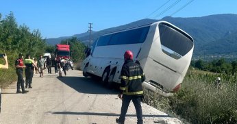 Karşıdan gelen araca yol vermek isteyen tur otobüsü, dar yolda yan yattı