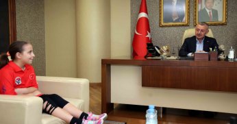 Başkan Büyükakın genç şampiyonla buluştu
