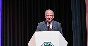 KOÜ’de ilk dersi Rektör Cantürk verdi