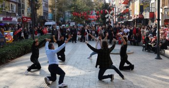 Cumhuriyet Bulvarı’nda zeybek gösterisi