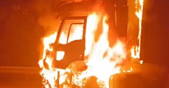 Tepetarla'da tır alev alev yandı