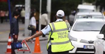 Trafikte aracından inenin ehliyeti geri alınacak