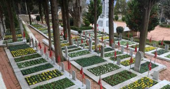 Şehitlikler, “18 Mart Çanakkale Zaferi” için hazırlandı