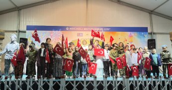 ÇOCUKLAR ÇANAKKALE DESTANINI CANLANDIRDI