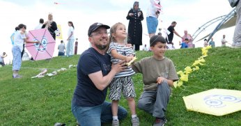 Uçurtmalar gökyüzünü, sevgi yürekleri sardı