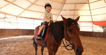 Minik biniciler at sevgisiyle büyüyor