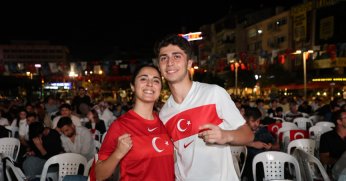 Ay-Yıldızlı coşku meydana sığmadı